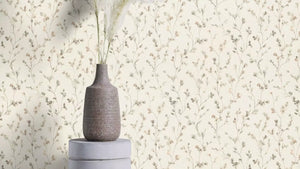 Beige tapet m/grene og flere farvet blomster