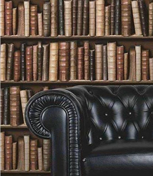 Tapet med bøger i burne farver