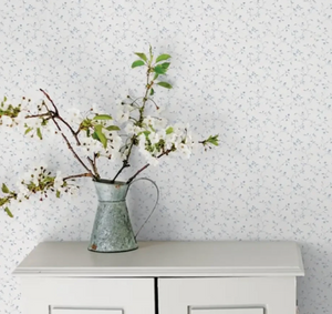 Små blomster tapet i hvid og blå