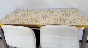 tapet m. tern i hvid, gul og sølv