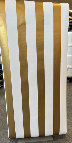 Tapet i farverne guld og hvid med striber