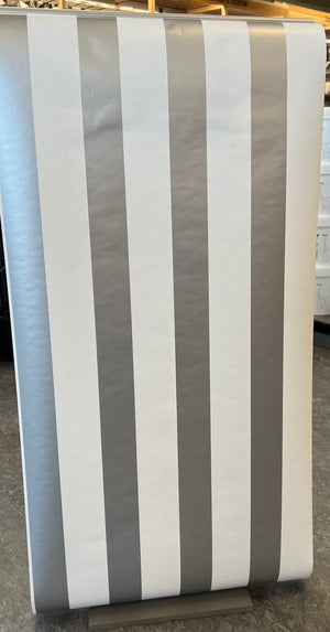 Tapet i farverne sølv og hvid med striber