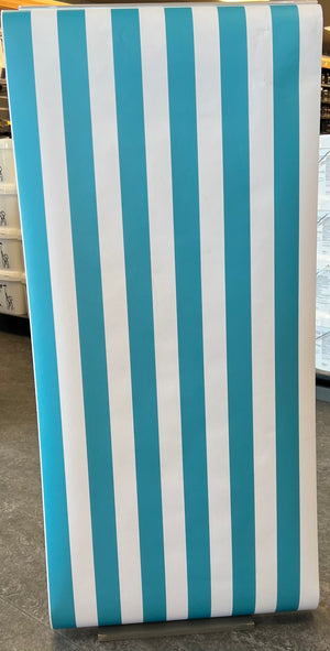 Tapet i farverne blå og hvid med striber