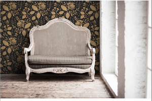 Blomstre tapet i guld m. sort bund