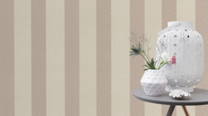 Tapet m. sandfarvet og beige farvet striber